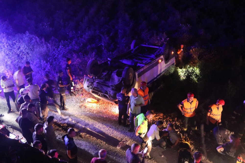 Fabrika işçilerinin taşındığı servis minibüsü kavun tarlasına uçtu: 11 yaralı