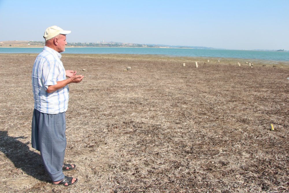 Gölün suyu çekildi, mezarlık ortaya çıktı