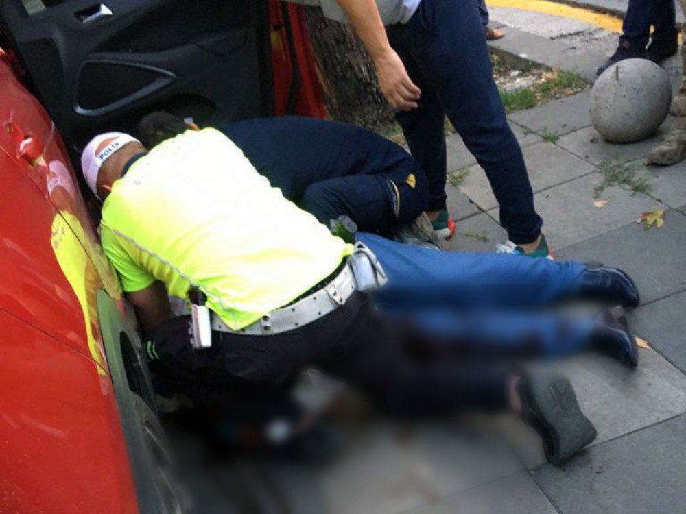 Otomobilini durdurduğu ortağını eşinin yanında tabancayla öldürdü