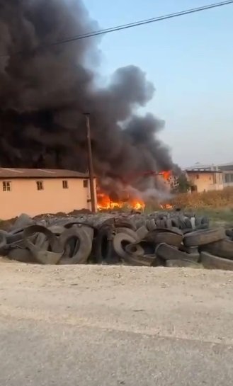 Atık lastik deposunda yangın