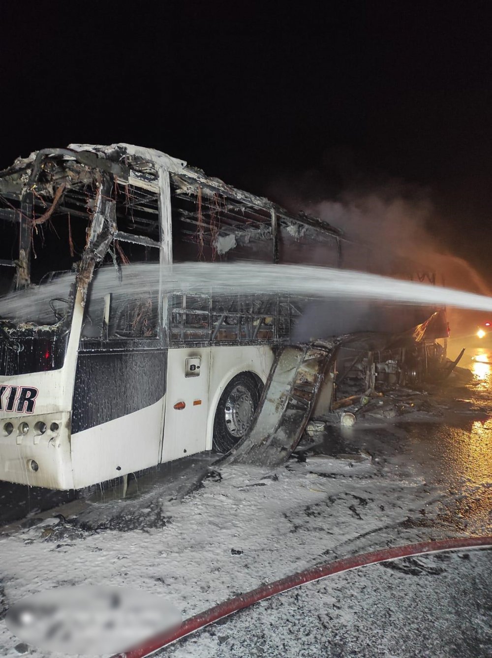 Seyir halindeki yolcu otobüsü alev alev yandı