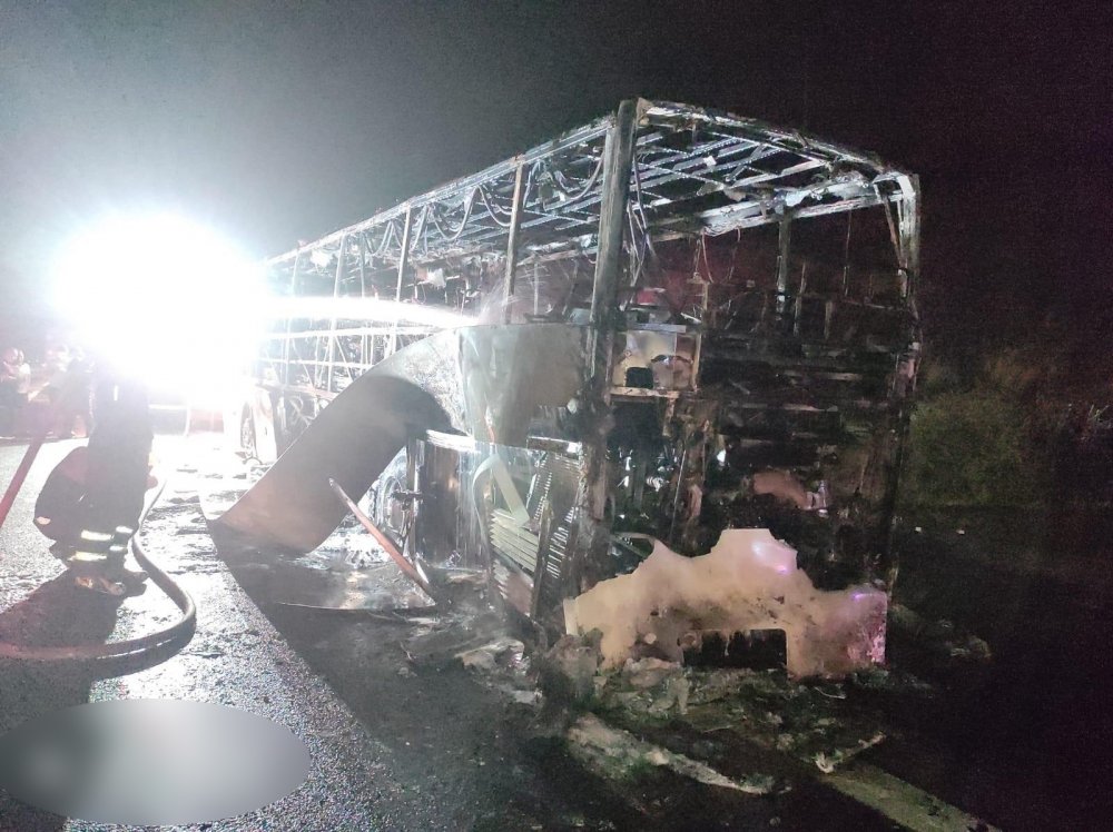 Seyir halindeki yolcu otobüsü alev alev yandı