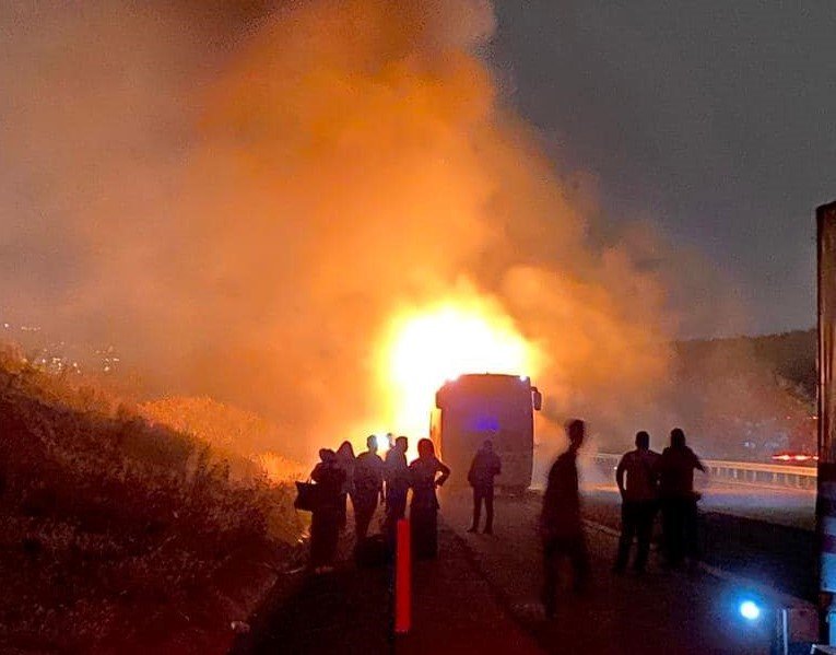 Seyir halindeki yolcu otobüsü cayır cayır yandı