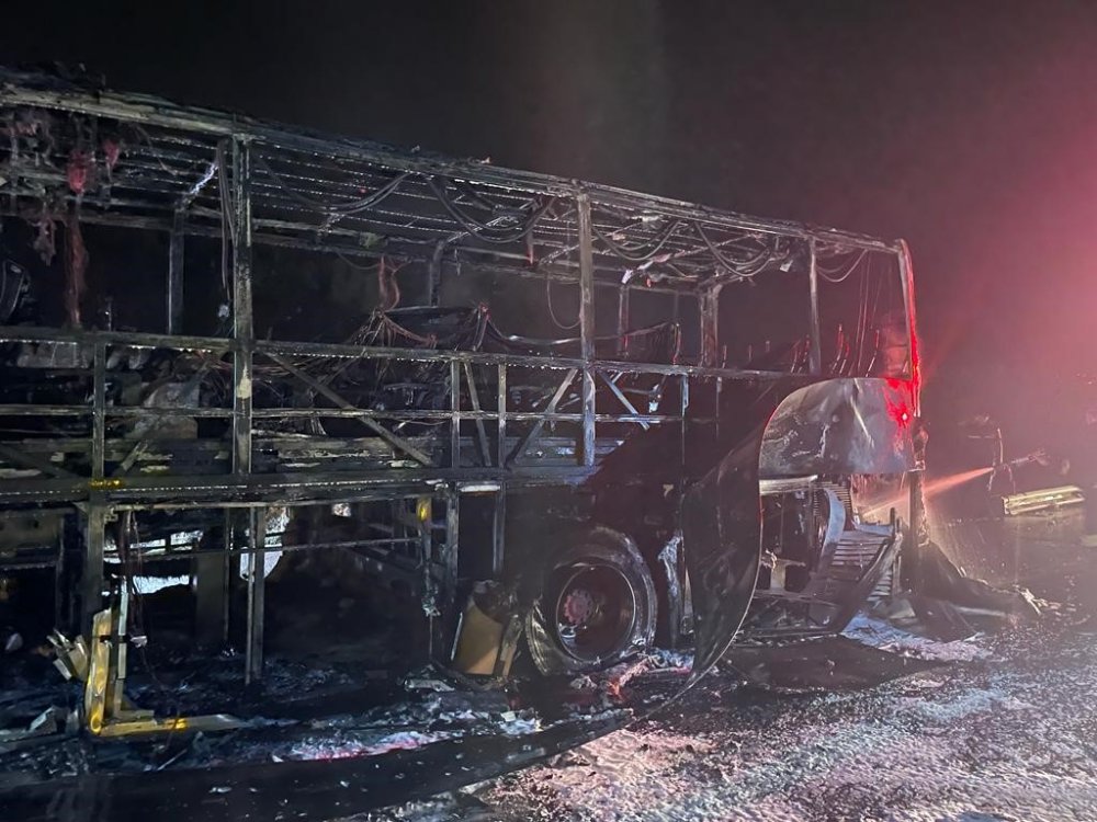 Seyir halindeki yolcu otobüsü cayır cayır yandı