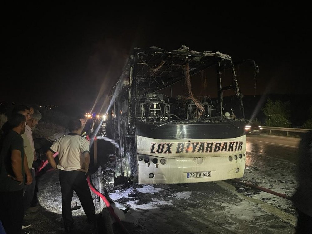 Seyir halindeki yolcu otobüsü cayır cayır yandı