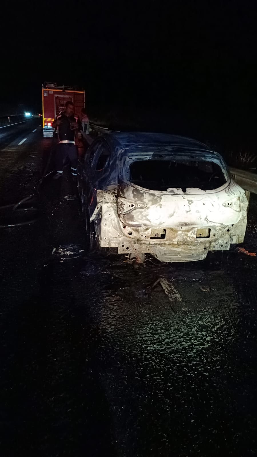 Seyir halindeki otomobil alev aldı