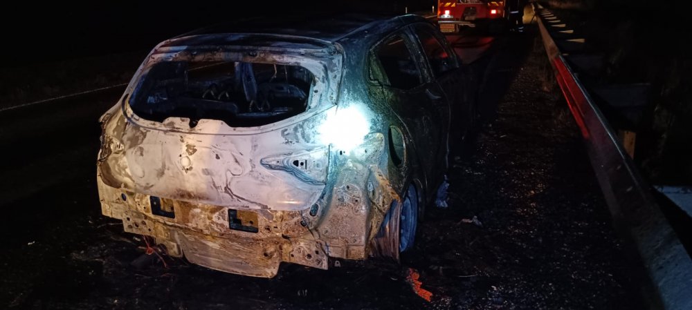 Seyir halindeki otomobil alev aldı