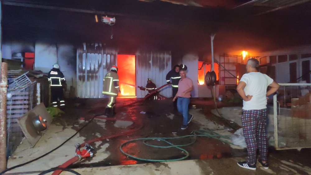 Mobilya imalathanesindeki yangın korkuttu; 3 kişi dumandan etkilendi