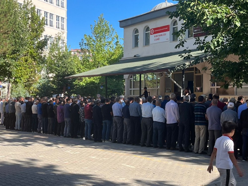 Eşi tarafından öldürülen kadının tabutuna 'kızlık soyadı' yazıldı