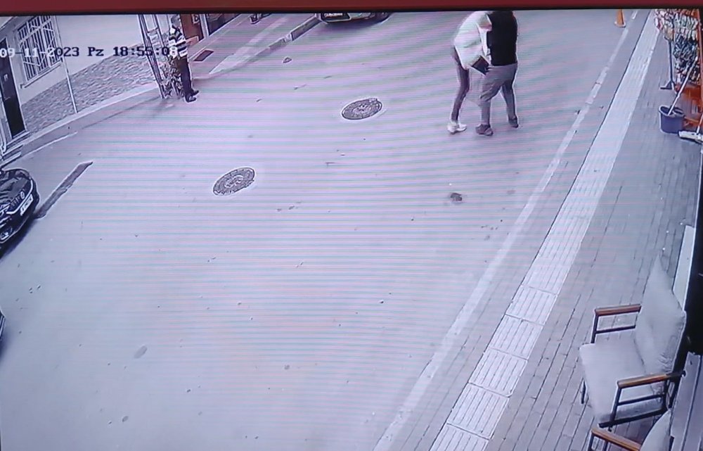 Yolda yürüdüğü sırada tartıştığı kişi tarafından bıçaklandı