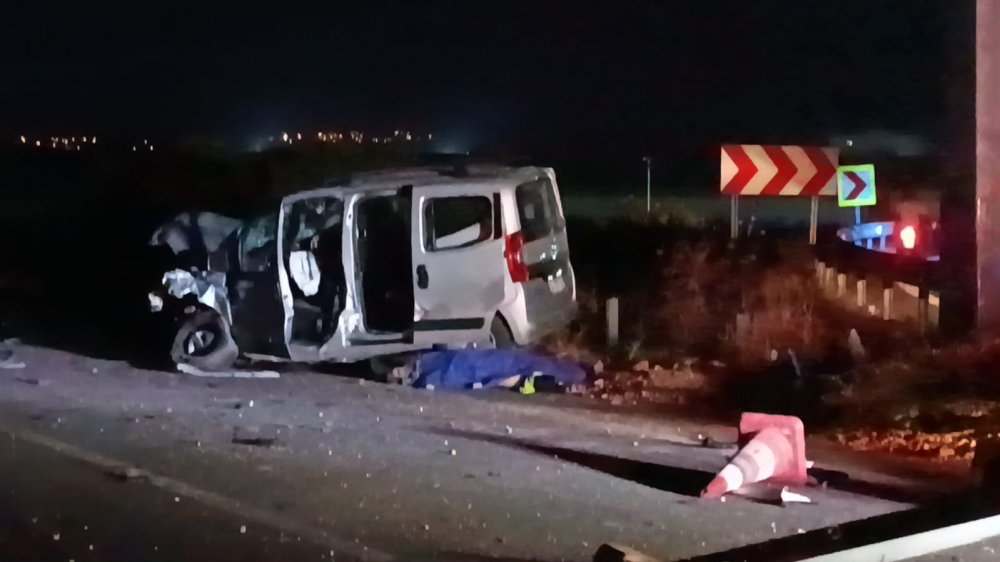 Hafif ticari araç şantiye kulübesine çarptı: 1 ölü, 3 yaralı