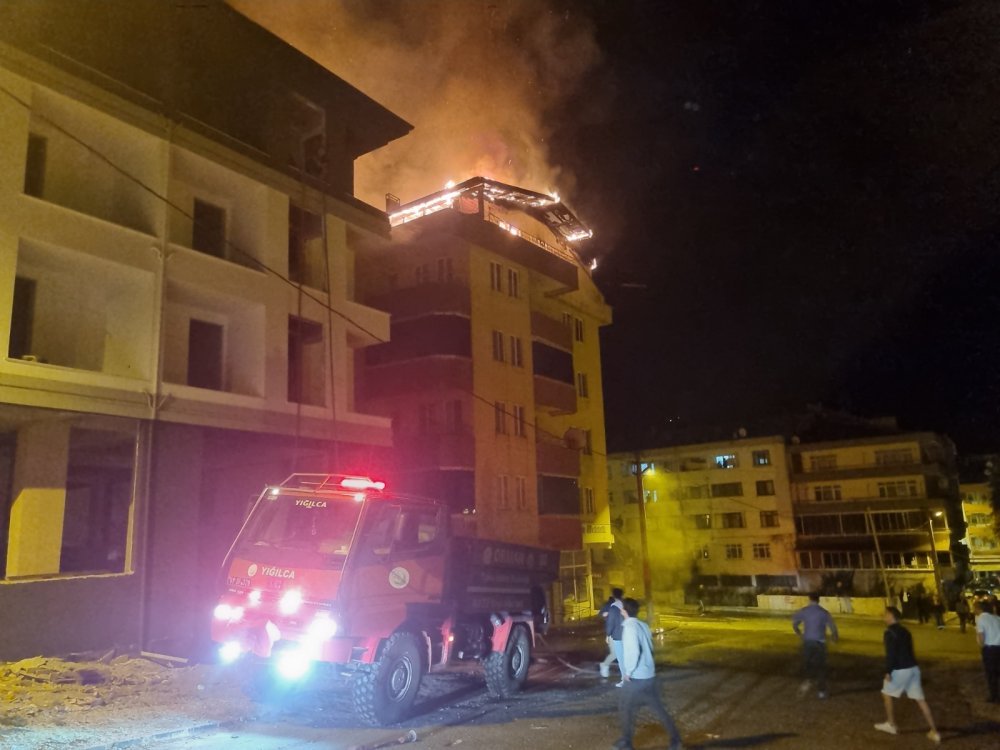 5 katlı binada çıkan yangın çatıyı da yaktı