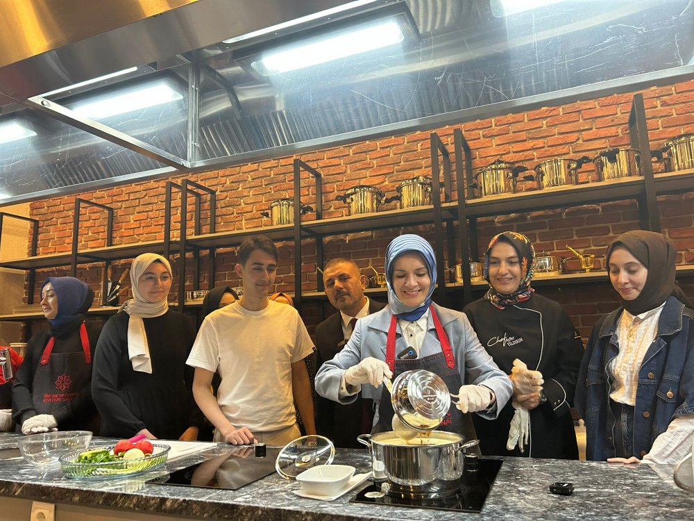 Bakan Göktaş, öğrenciler ile mutfağa girip yemek yaptı