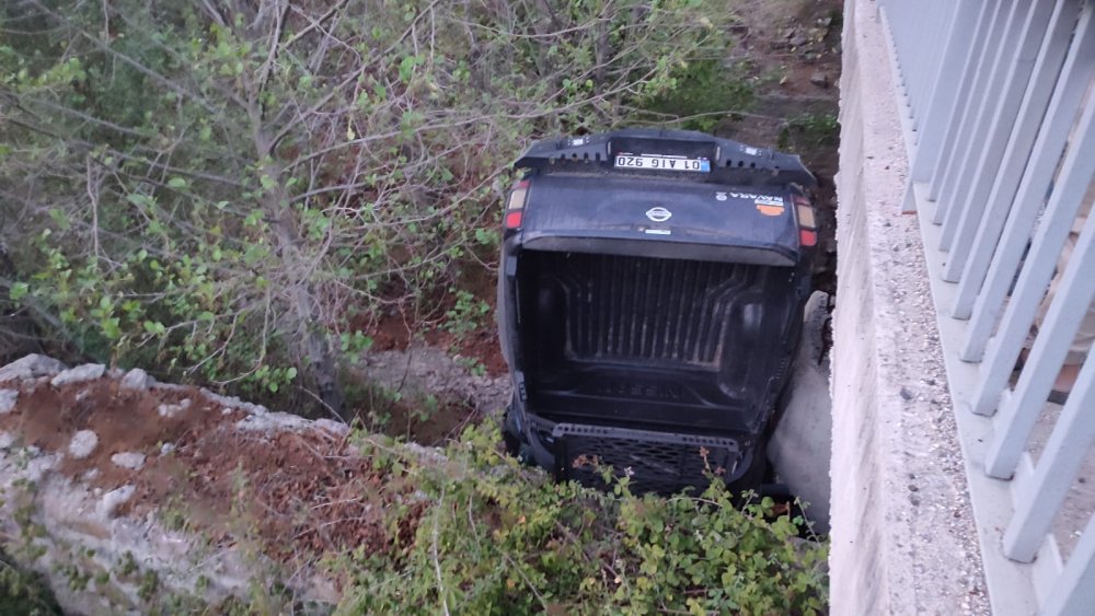 Kamyonet, dere yatağına uçtu: 4 yaralı