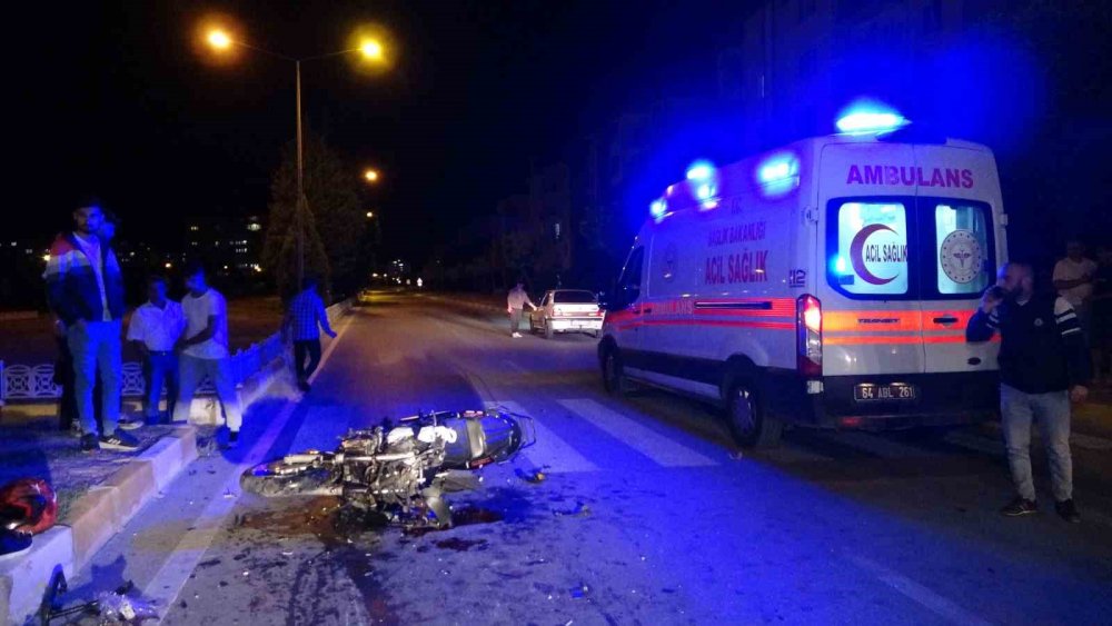 Motosikletin kamyonete çarptığı kazada 2 kişi öldü