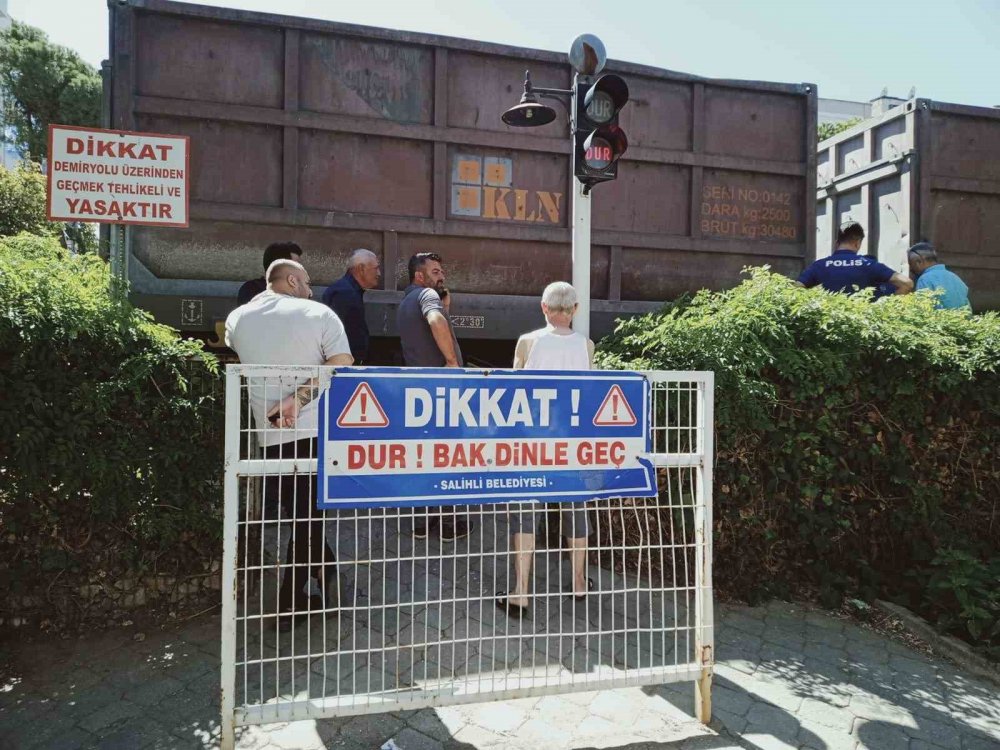 Yük trenin çarptığı genç hayatını kaybetti