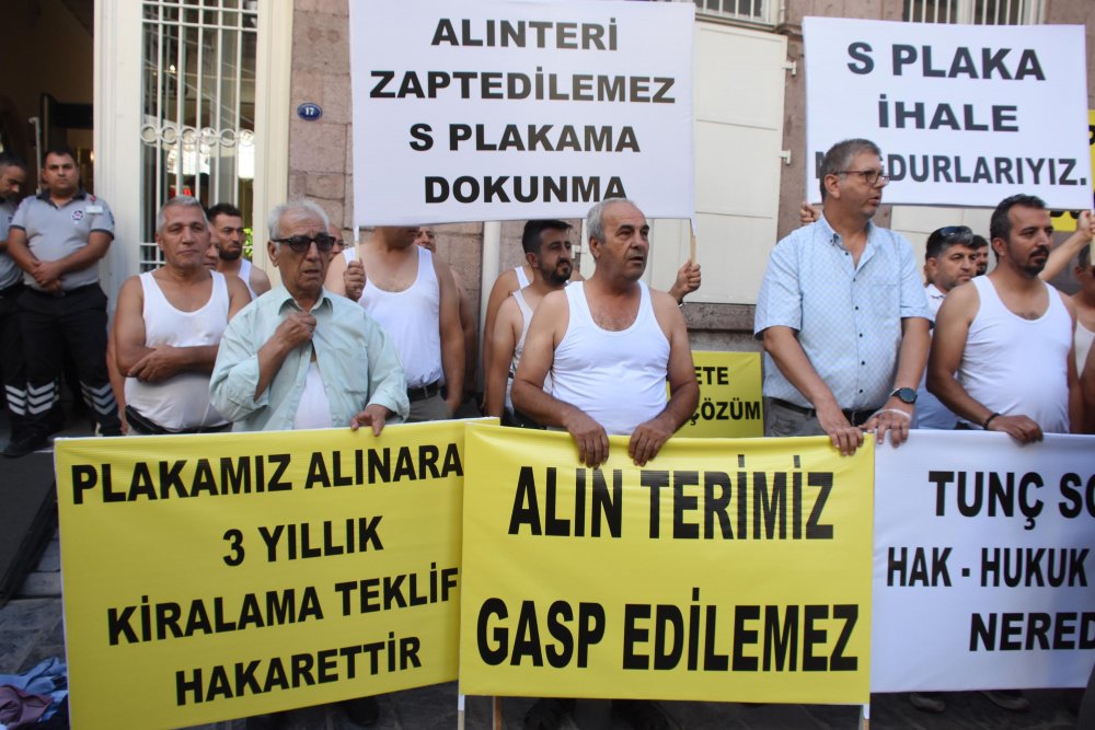 İzmir Büyükşehir Belediye binası önünde 'atletli' eylem