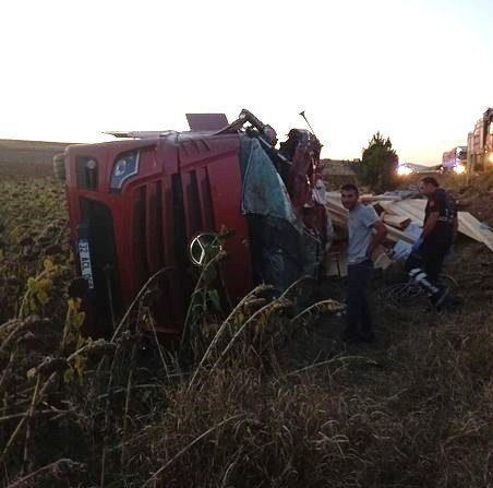 Kereste yüklü kamyon devrildi: 1 ölü