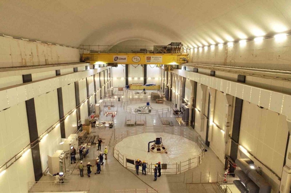 Yusufeli Barajı'nda türbinler enerji üretimi için dönüyor