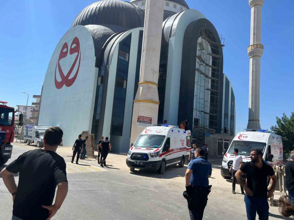 Cami iskelesi çöktü: 1’i ağır 3 yaralı