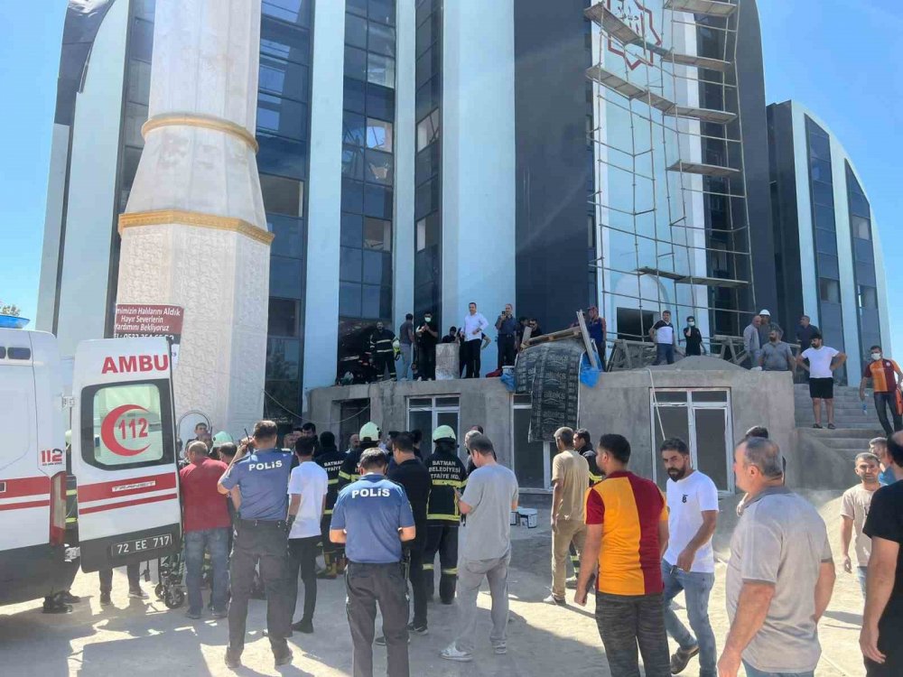 Cami iskelesi çöktü: 1’i ağır 3 yaralı