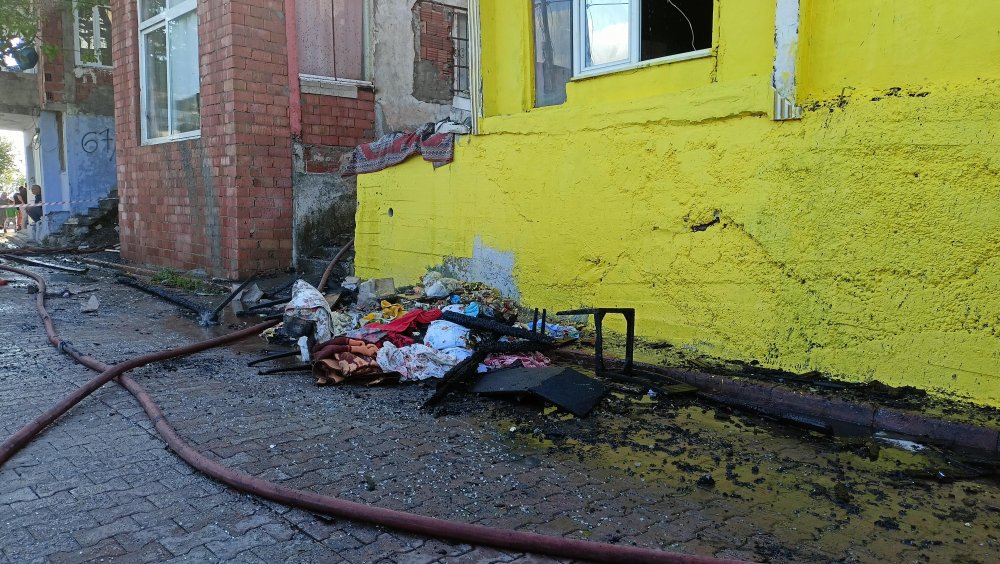 İki katlı binanın çatısındaki yangın, 7 binaya daha sıçradı