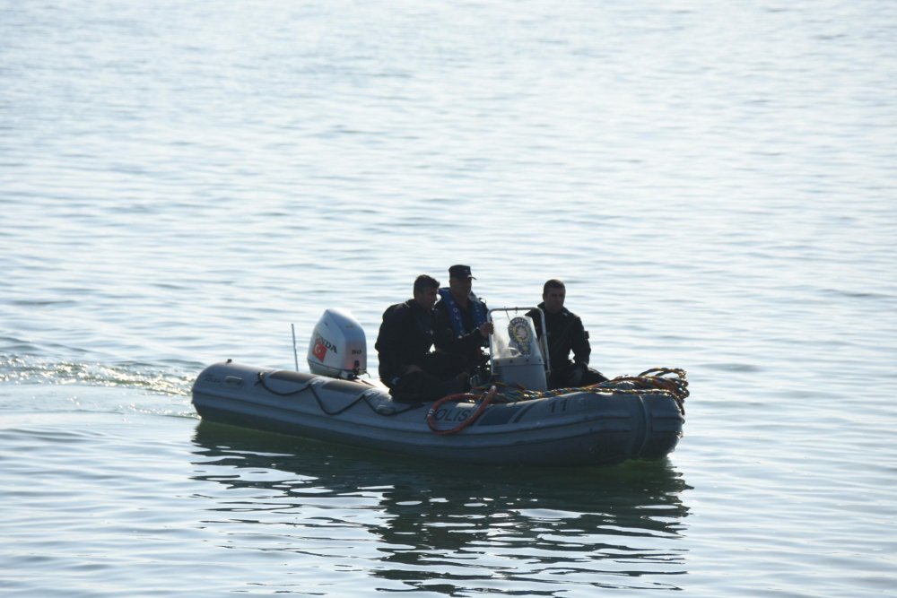 İzmir'deki orman yangınında 2'nci gün; baraja düşen helikopterdeki 3 mürettebat aranıyor