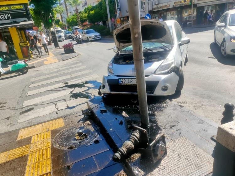 Kırmızı ışık ihlali yaptı, otomobiliyle kaldırıma çıktı