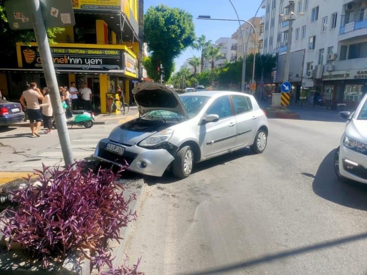 Kırmızı ışık ihlali yaptı, otomobiliyle kaldırıma çıktı