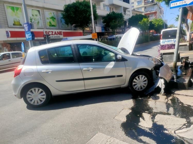 Kırmızı ışık ihlali yaptı, otomobiliyle kaldırıma çıktı