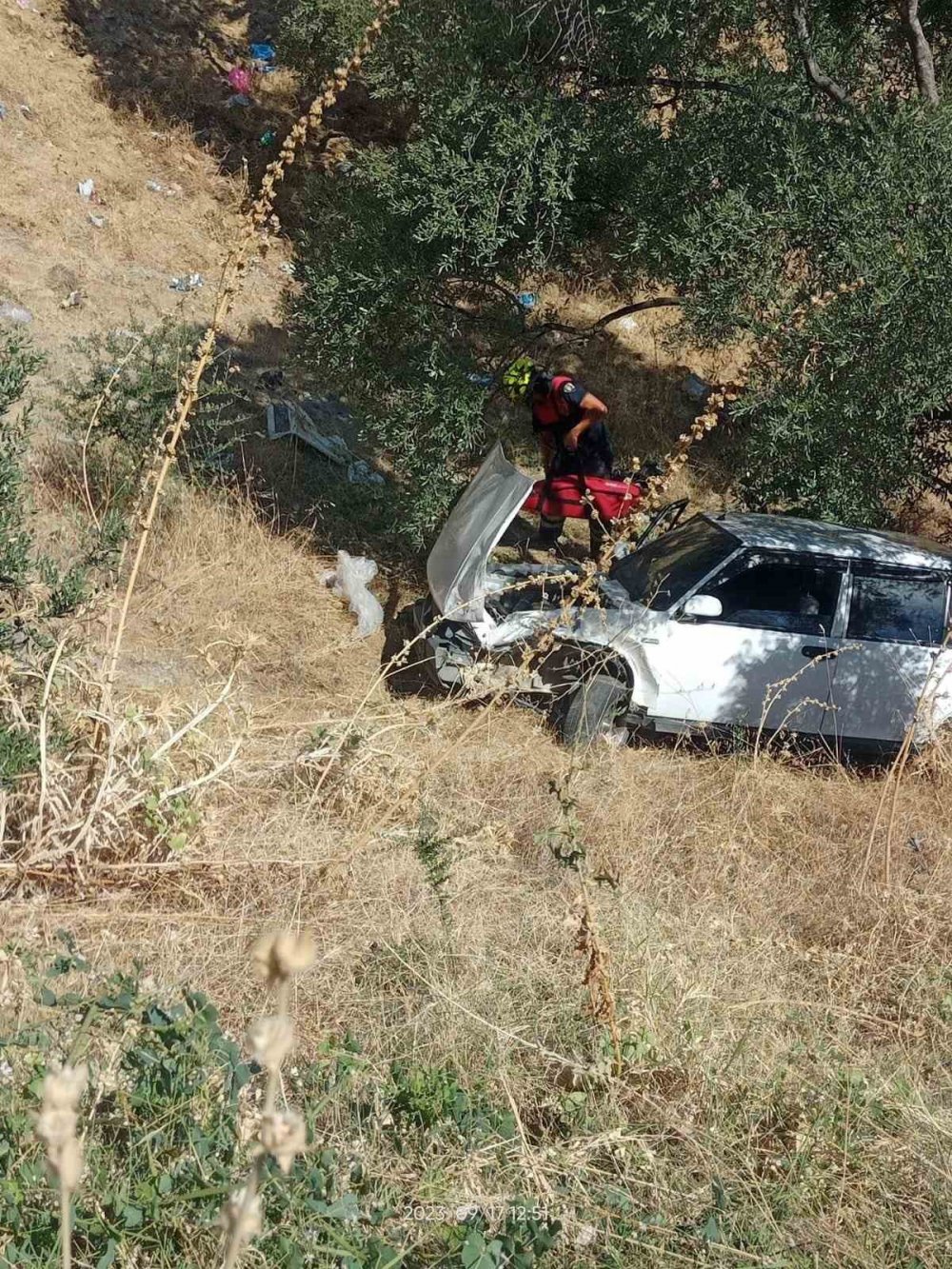 Kontrolden çıkan araç zeytin bahçesine uçtu