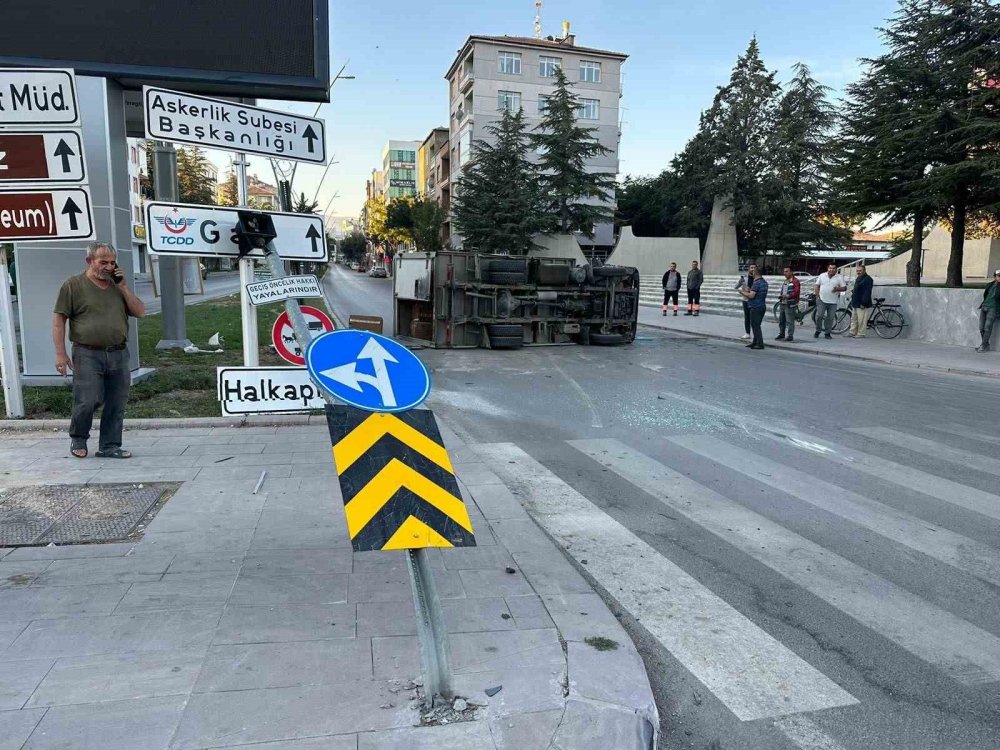 Konya'da ekmek servis araçları çarpıştı!