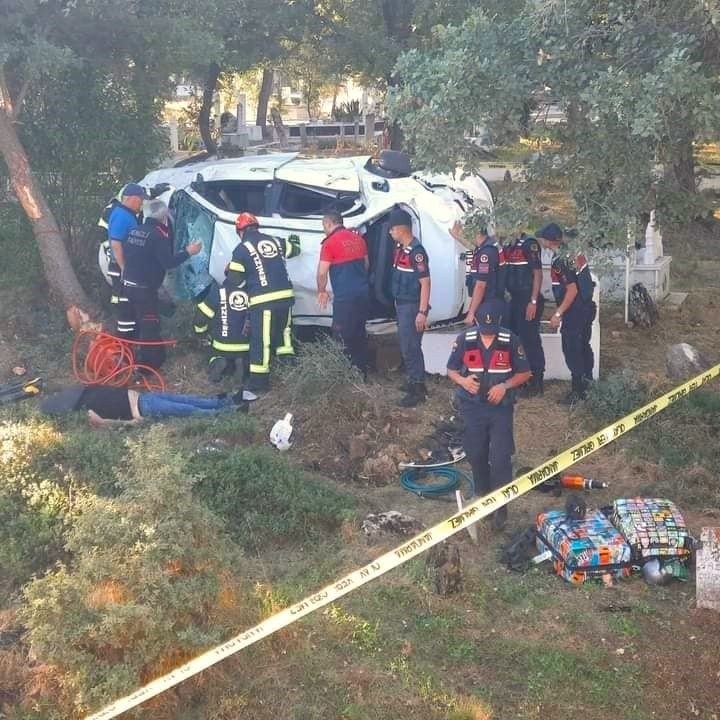 Motosiklet ile çarpışan otomobil mezarlığa uçtu: 3 ölü