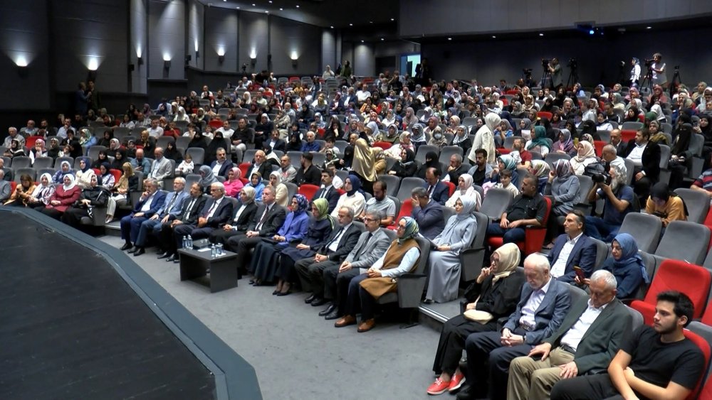 Esra Albayrak hafız gençlere taç taktı