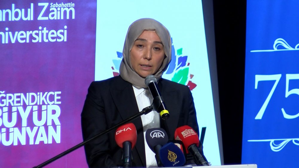 Esra Albayrak hafız gençlere taç taktı