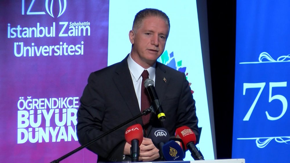 Esra Albayrak hafız gençlere taç taktı