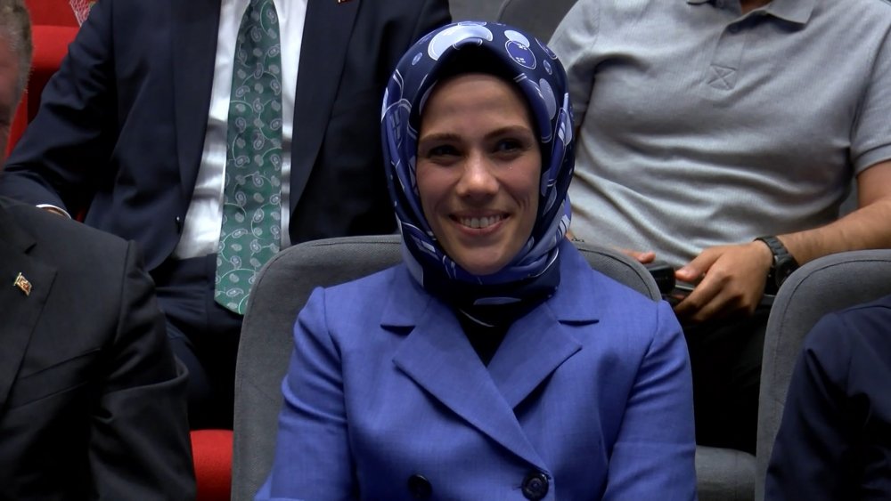 Esra Albayrak hafız gençlere taç taktı