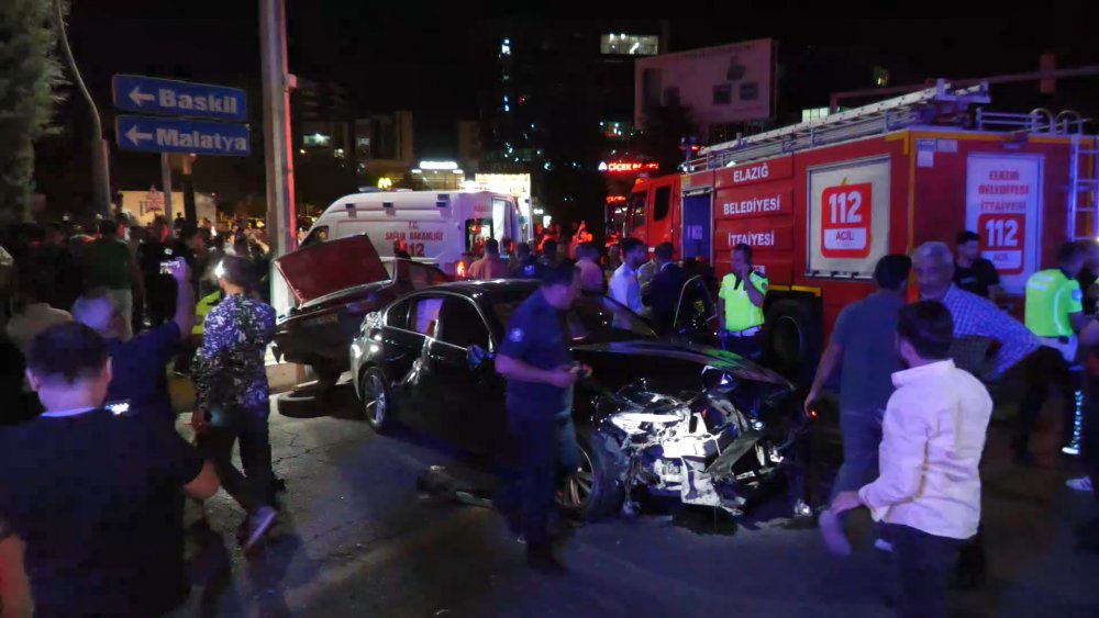 2 otomobil çarpıştı: 6 yaralı