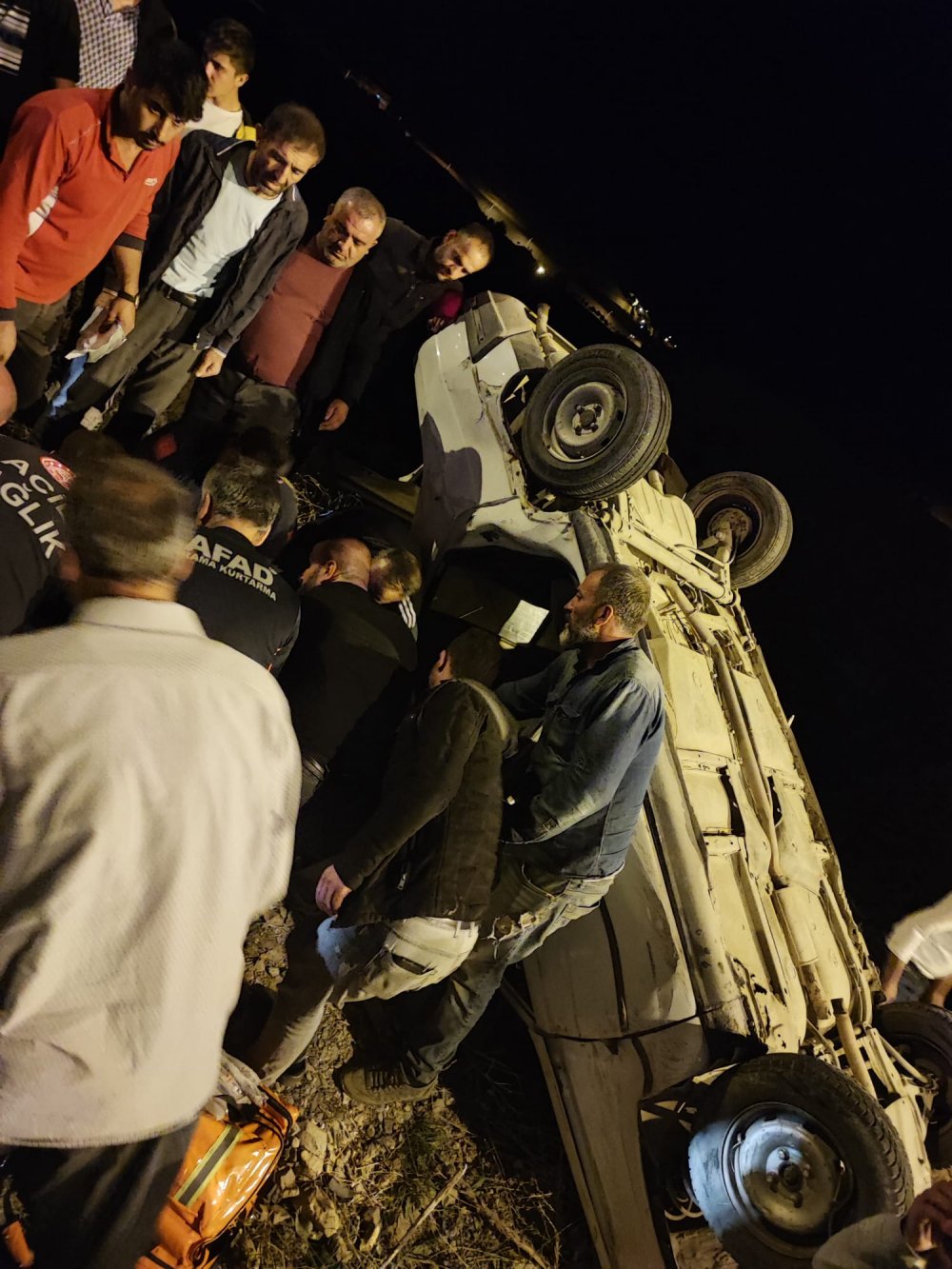 Bitlis'te otomobil şarampole devrildi: 3 yaralı