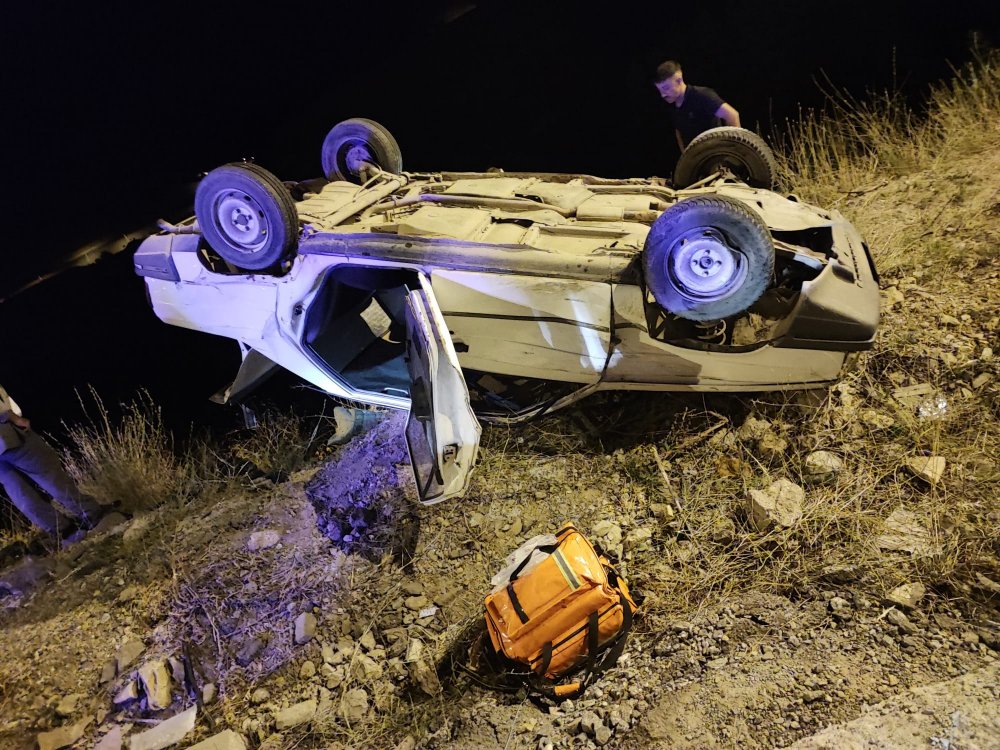 Bitlis'te otomobil şarampole devrildi: 3 yaralı