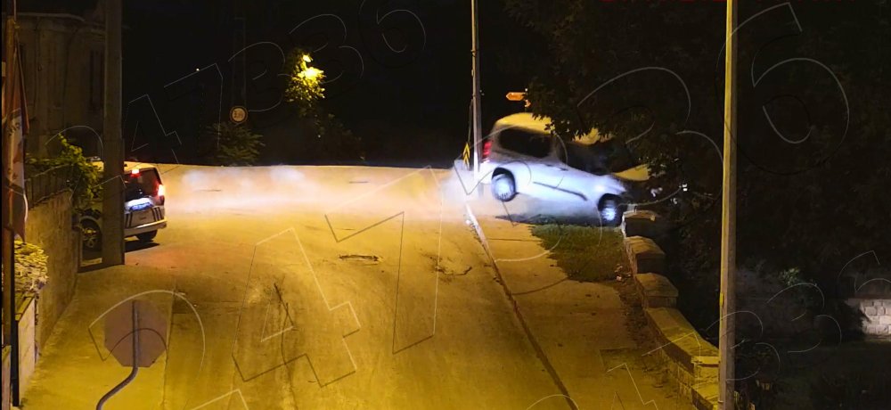 'Dur' ihtarına uymayan araç cami bahçesine uçtu