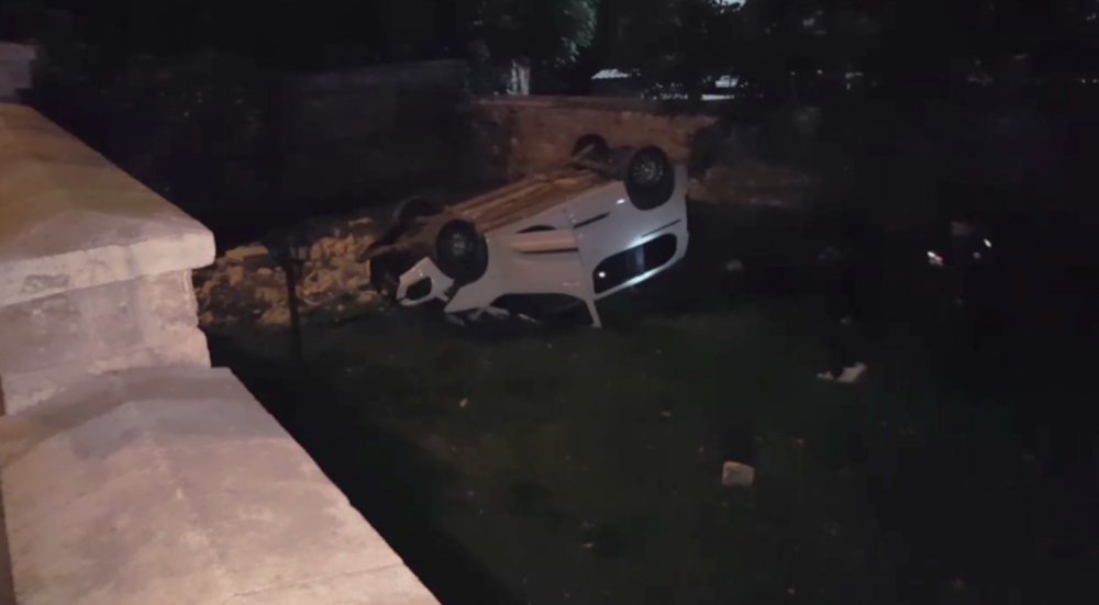 'Dur' ihtarına uyulmayan araçlardan biri cami bahçesine uçtu, diğerinde 9 göçmen yakalandı