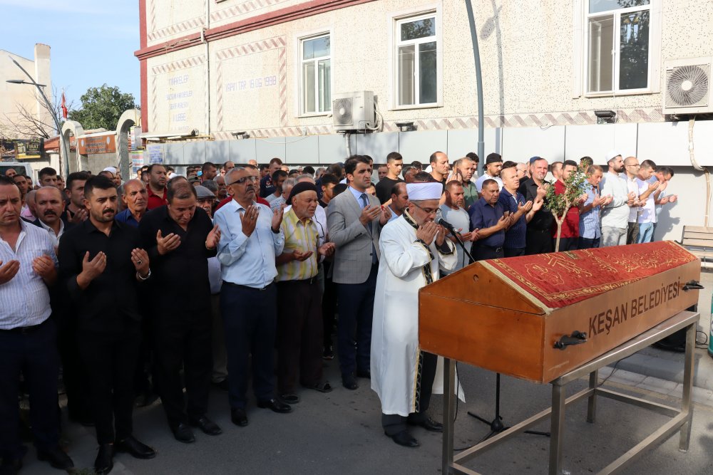 Koruda ölü bulunan şehit babası, toprağa verildi