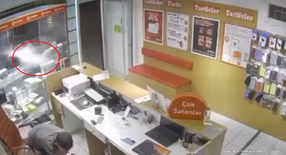 Tezgahın altına eğilen müşteri ölümden saniyelerle kurtuldu