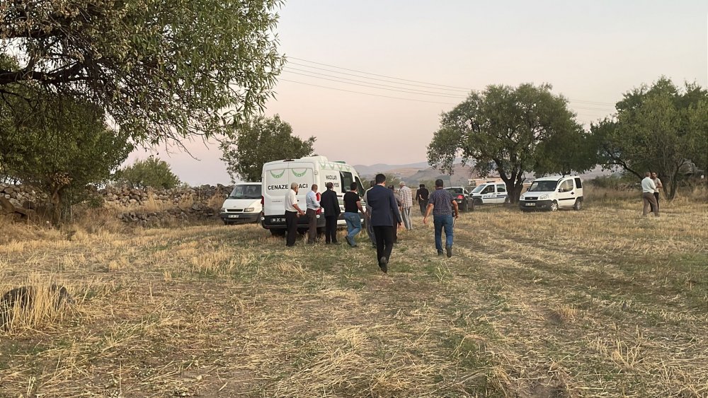 Yaktığı anızda alevlerin arasına düşüp öldü