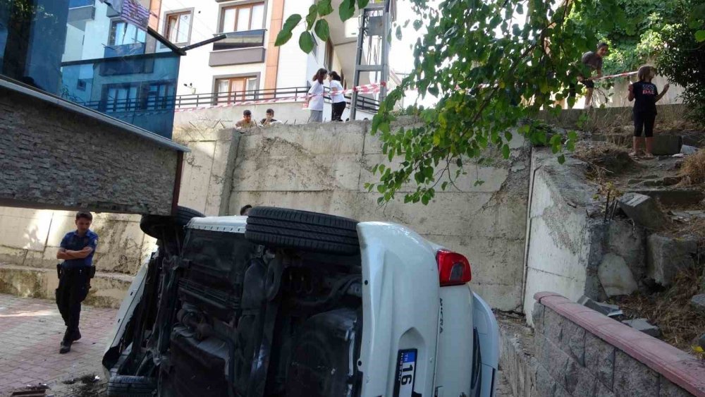 Otomobil apartman boşluğuna düştü