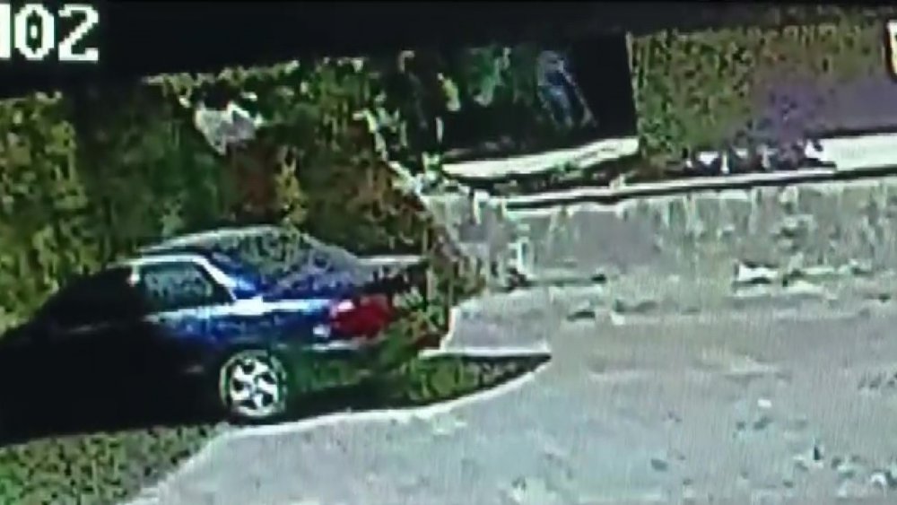 Otomobil apartman boşluğuna düştü