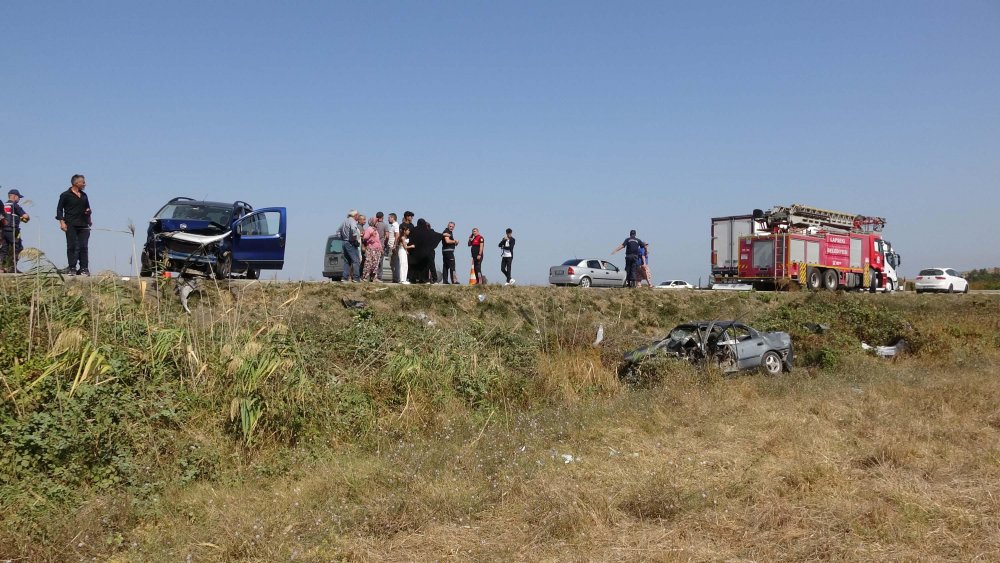 Otomobiller çarpıştı: 2 ölü, 5 yaralı