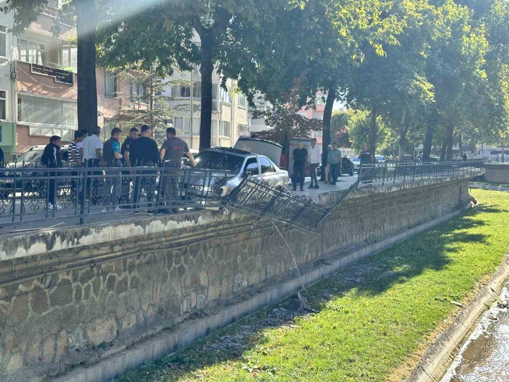 Virajı alamayan otomobil, dere kenarında korkuluklarda asılı kaldı