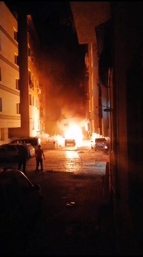 Park halindeki otomobil alev alev yandı